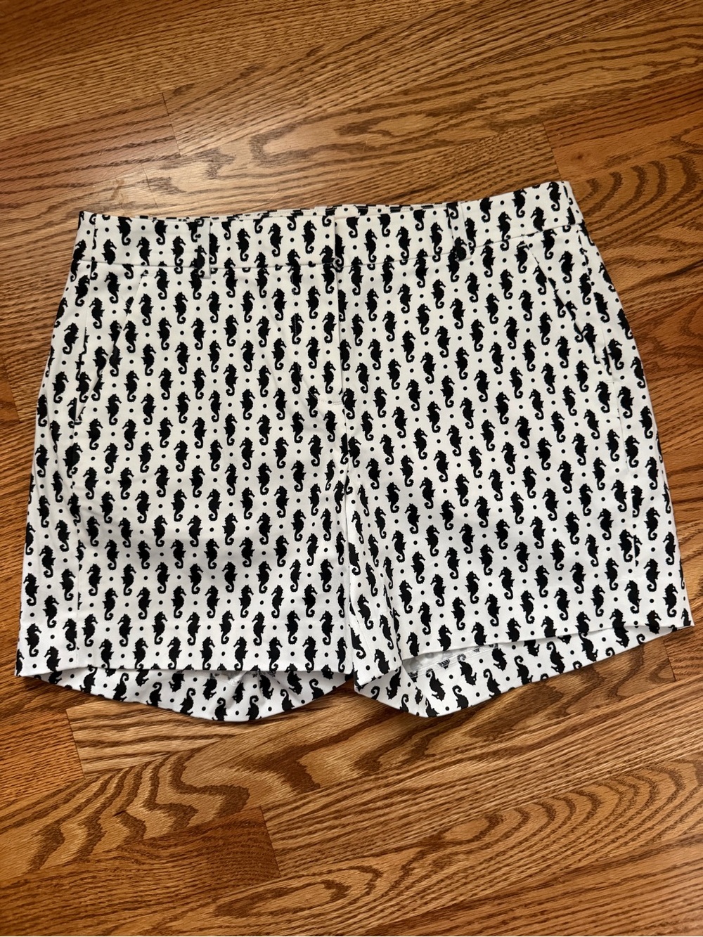 Brooks Brothers White Shorts with Black Seahorse coastal size 4